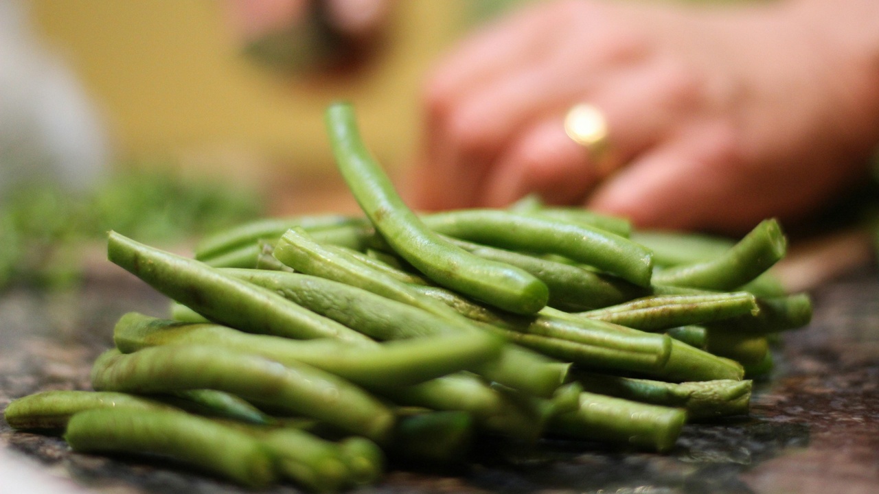 Steamed green and yellow beans plated together with lemon and herbs