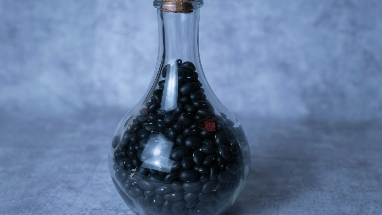 Comparison of nutritional values for black beans and pinto beans