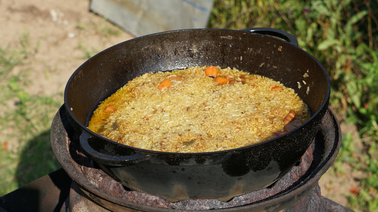 Bowls of cooked wild rice and steamed white rice showing texture differences